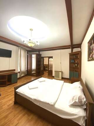 Апартаменты Apartment on Svobody 7 Львов Апартаменты с душем-35
